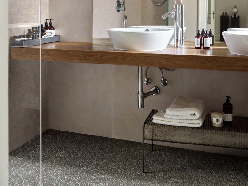 Wielkoformatowy gres Marazzi Alchimia efekt beton w salonie z kominkiem