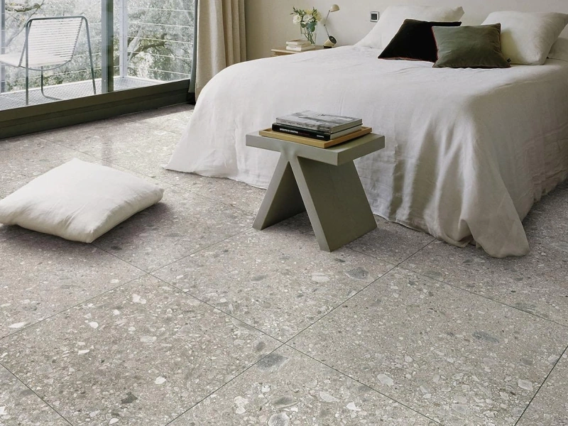 Wielkoformatowy gres Marazzi Mystone Ceppo DI Gre efekt terrazzo w eleganckiej strefie dziennej