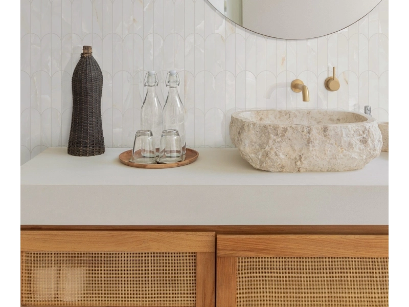 Gres Marazzi Allmarble efekt marmur w przestronnym salonie z oknami tarasowymi