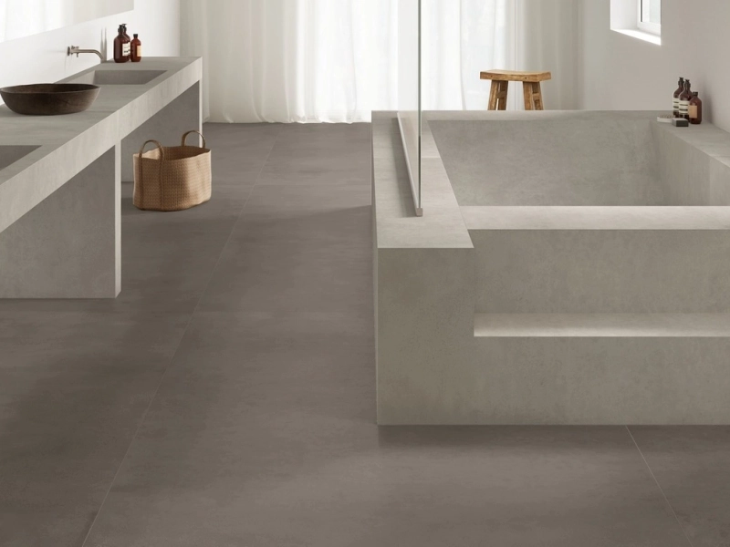 Gres Marazzi Grande Concrete Look efekt beton w minimalistycznym salonie