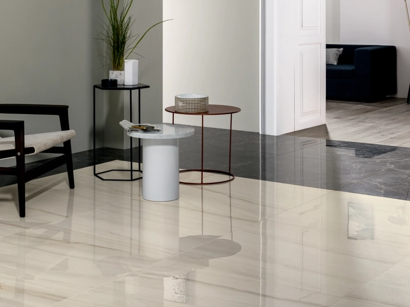 Płytki gresowe Marazzi Allmarble efekt marmur w jasnym, otwartym salonie