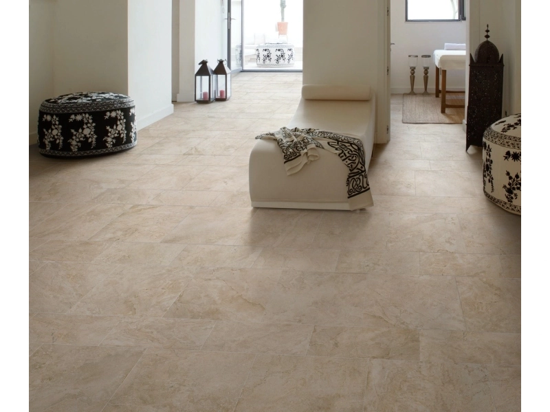Płytki Marazzi Alba imitujące drewno i kamień w salonie z dużym przeszkleniem