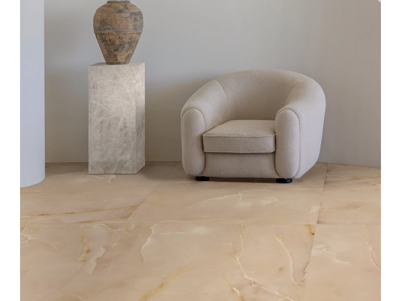 Płytki Marazzi Allmarble imitujące marmur w eleganckim holu i salonie
