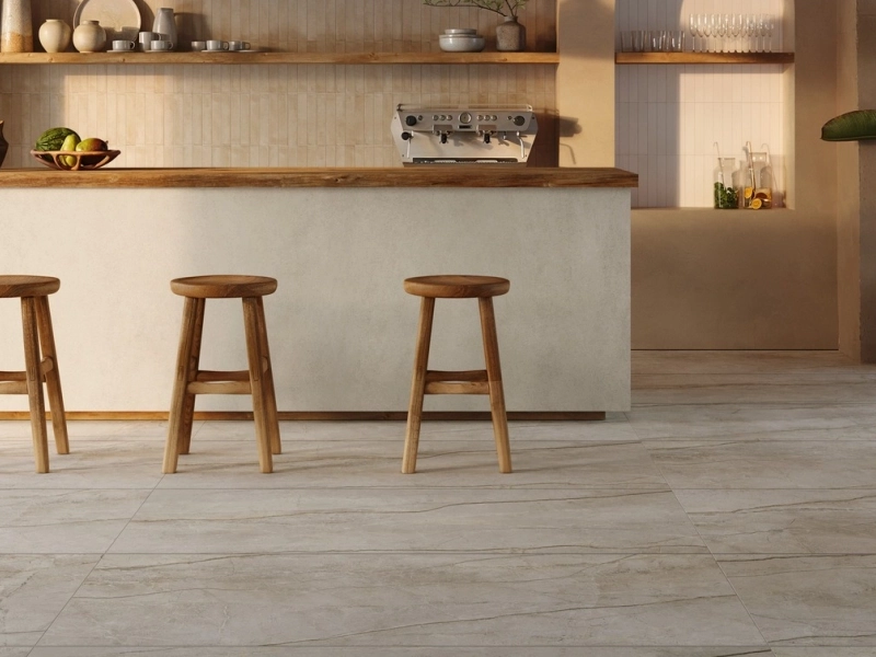 Wielkoformatowy gres Marazzi Grande Concrete Look efekt beton w salonie z kominkiem