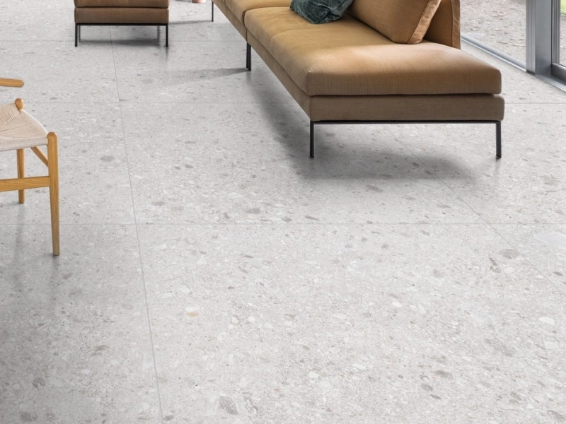 Gres porcelanowy Marazzi Mystone Ceppo DI Gre terrazzo w minimalistycznym wnętrzu