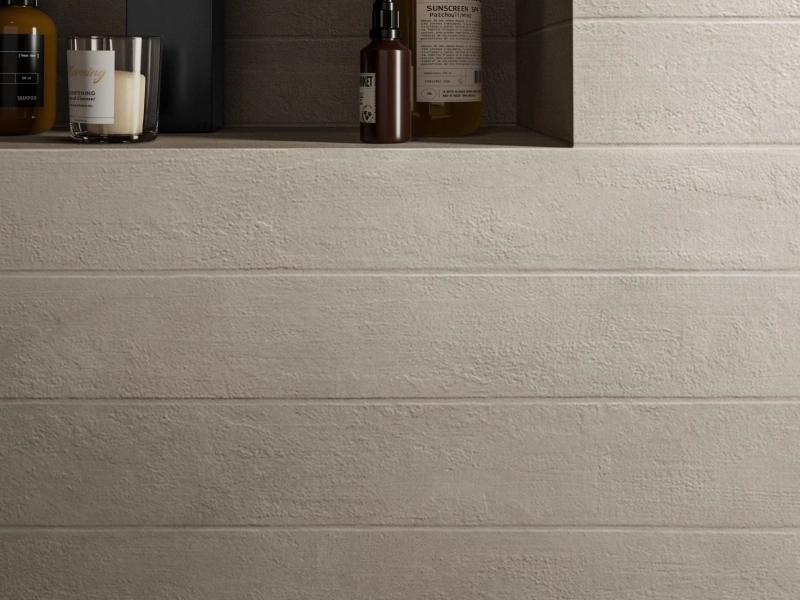 Marazzi Alchimia – gres imitujący beton w jasnym, przestronnym salonie