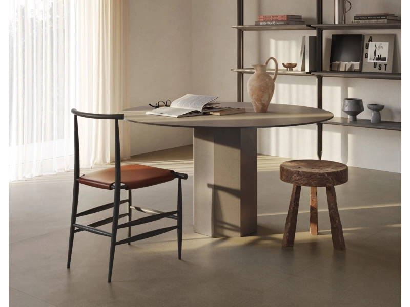 Płytki Marazzi Grande Concrete Look imitujące beton w salonie z dużym przeszkleniem