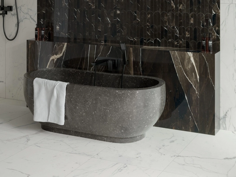 Marazzi Allmarble – gres imitujący marmur w nowoczesnym domu jednorodzinnym
