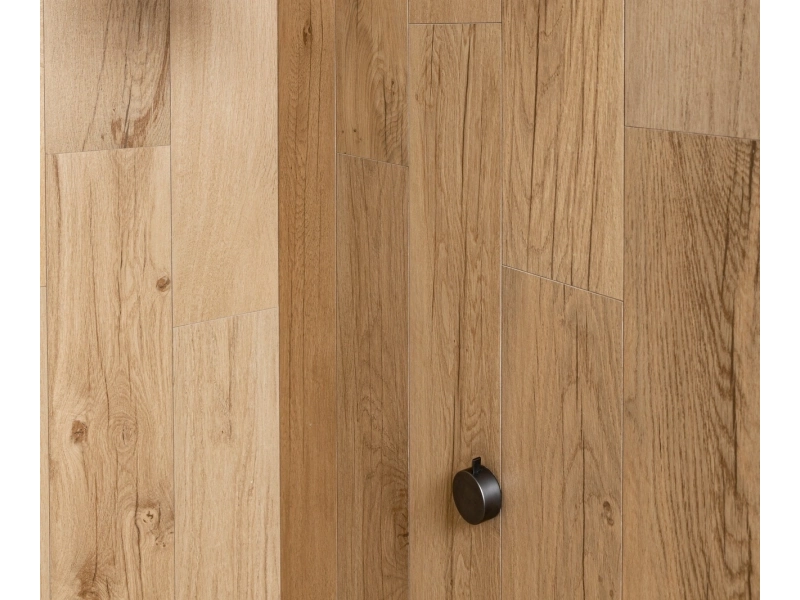 Marazzi Alba – gres imitujący drewno i kamień w jasnym, przestronnym salonie