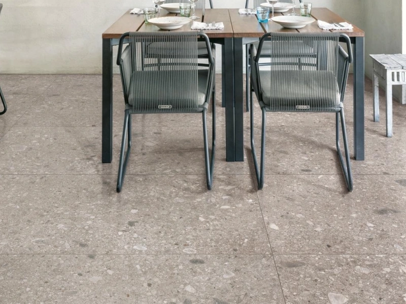 Marazzi Mystone Ceppo DI Gre – gres imitujący terrazzo w nowoczesnym domu jednorodzinnym