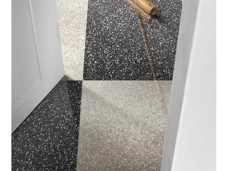 Gres Marazzi Art efekt terrazzo w przestronnym salonie z oknami tarasowymi