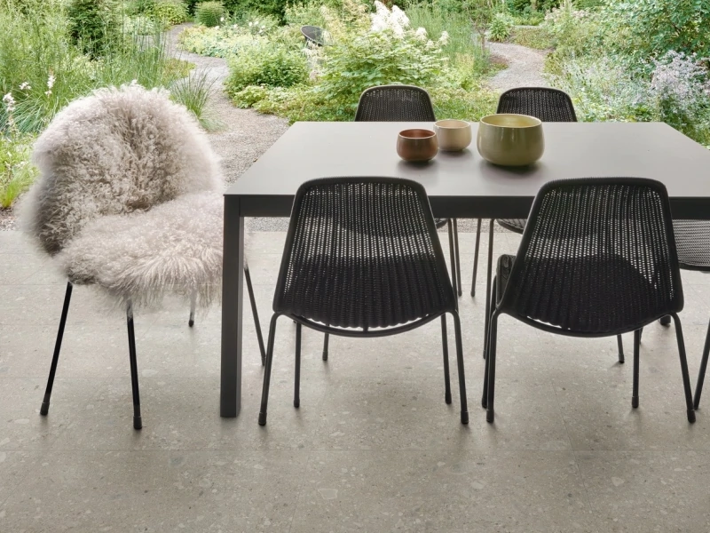 Płytki gresowe Marazzi Mystone Ceppo DI Gre efekt terrazzo w eleganckim salonie z dużymi przeszkleniami