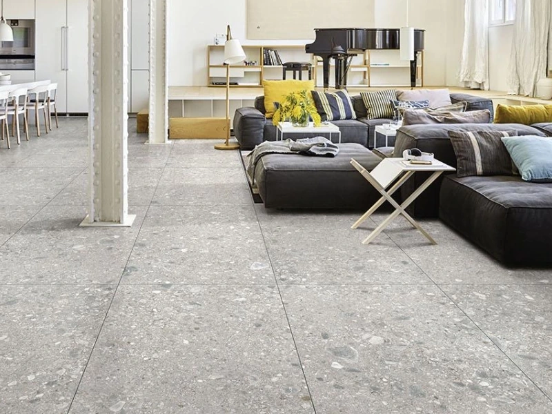 Marazzi Mystone Ceppo DI Gre gres o efekcie terrazzo w nowoczesnym apartamencie