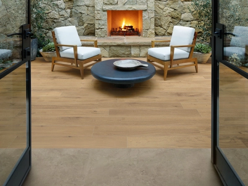 Marazzi Alba – gres imitujący drewno i kamień w jasnym salonie w stylu skandynawskim