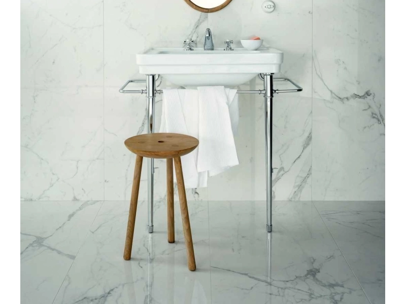 Marazzi Allmarble gres o efekcie marmuru na podłodze w nowoczesnym domu