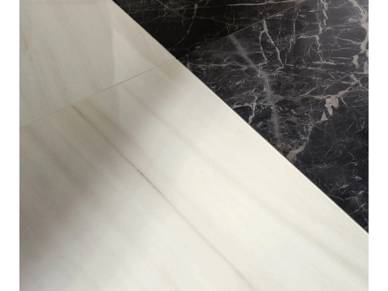 Płytki gresowe Marazzi Allmarble efekt marmur w eleganckim salonie z dużymi przeszkleniami