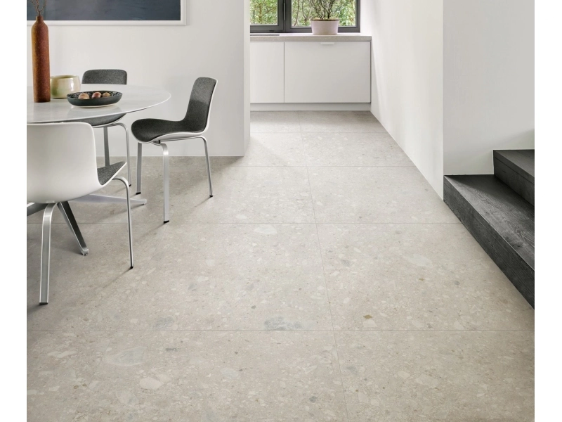 Marazzi Mystone Ceppo DI Gre – gres imitujący terrazzo w jasnym, przestronnym salonie