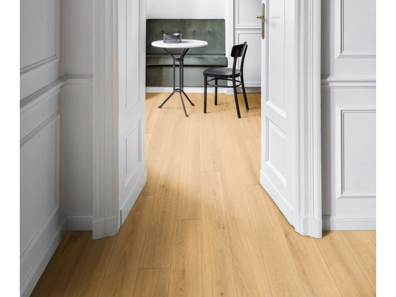 Marazzi Oltre – gres imitujący drewno w jasnym, przestronnym salonie