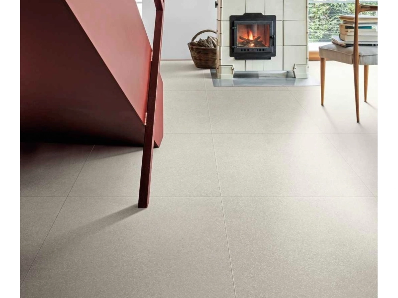 Płytki gresowe Marazzi Art efekt terrazzo w eleganckim salonie z dużymi przeszkleniami
