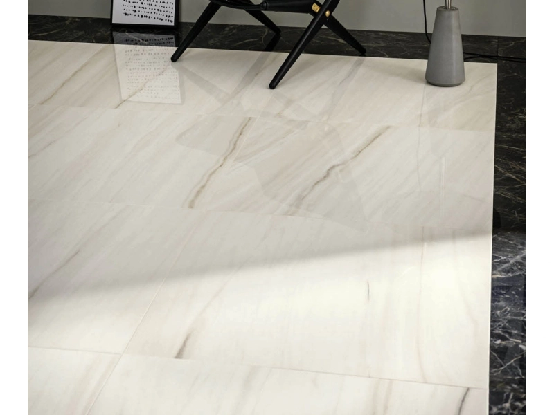 Gres Marazzi Allmarble efekt marmur w nowoczesnym salonie