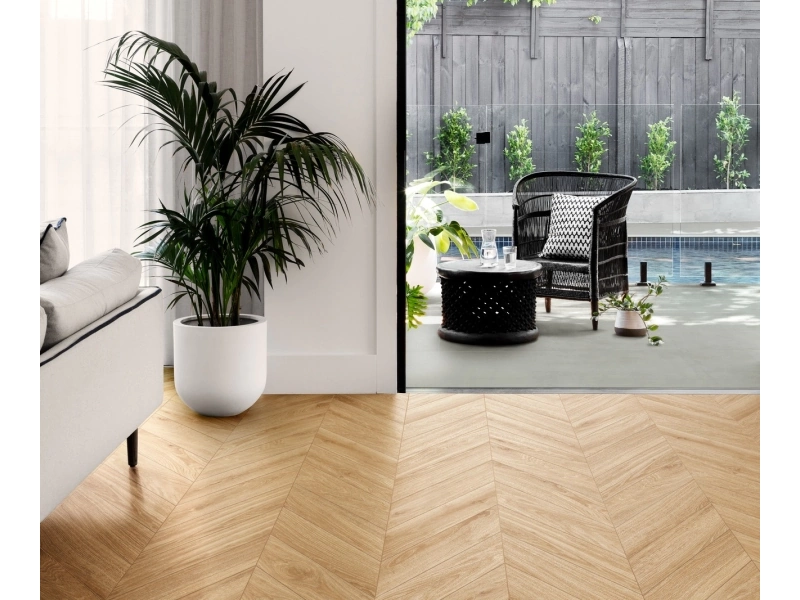Gres Marazzi Oltre efekt drewno w przestronnym salonie z oknami tarasowymi