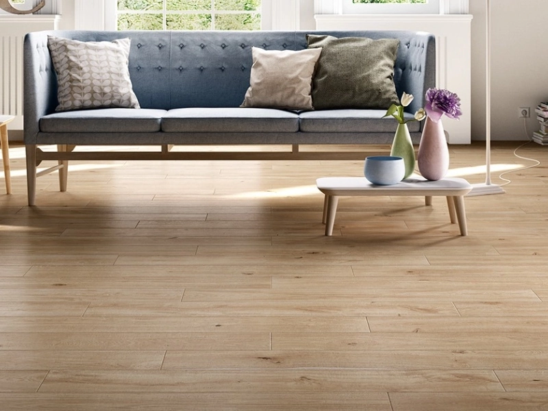 Gres porcelanowy Marazzi Treverkever drewno w minimalistycznym wnętrzu