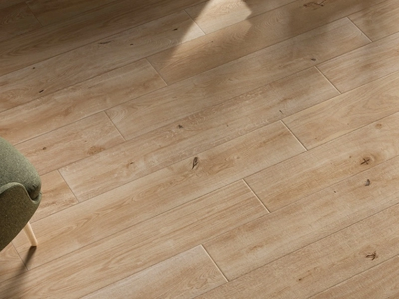 Marazzi Treverkever – gres imitujący drewno w jasnym, przestronnym salonie