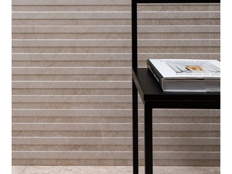 Płytki gresowe Marazzi Alba efekt drewno i kamień w nowoczesnym salonie z drewnianymi akcentami