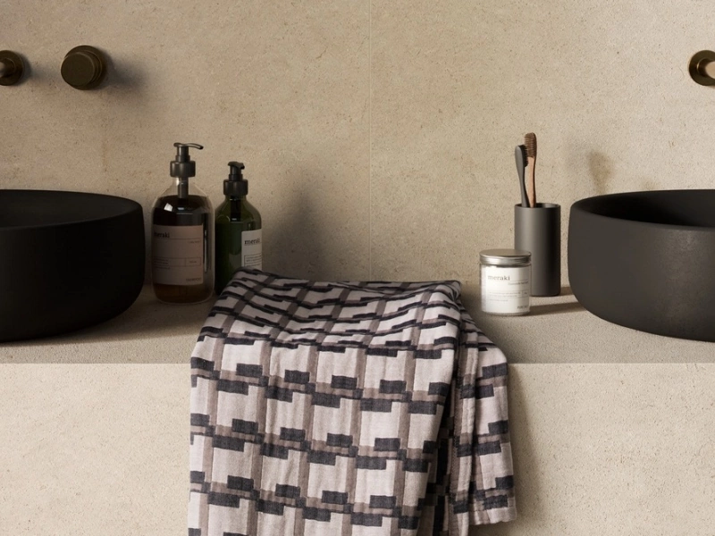 Gres Marazzi Allmarble Wall efekt marmur w nowoczesnym salonie