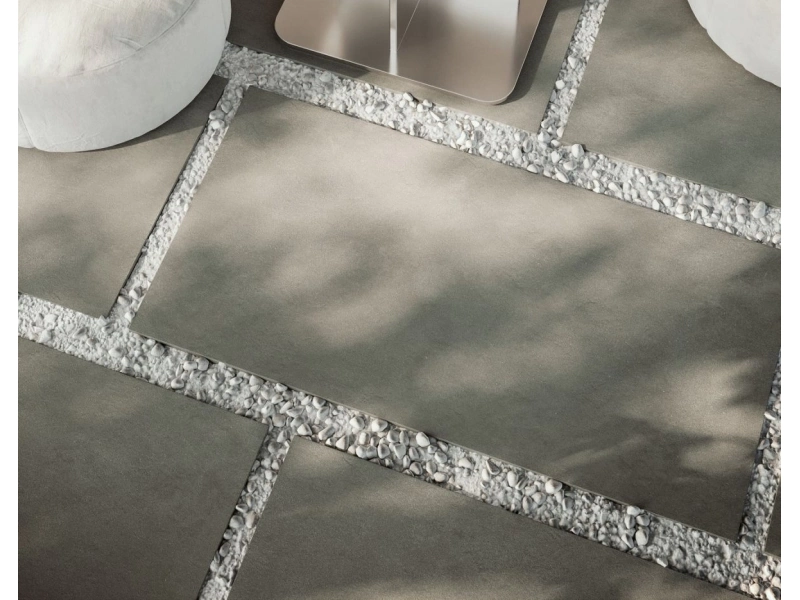 Wielkoformatowy gres Ragno Stratford efekt kamień, Beton w salonie z kominkiem – aranżacja 37