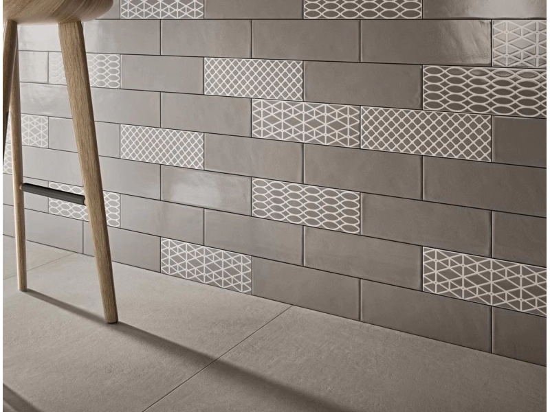 Ragno Brick Glossy – gres imitujący cegła w jasnym, przestronnym salonie