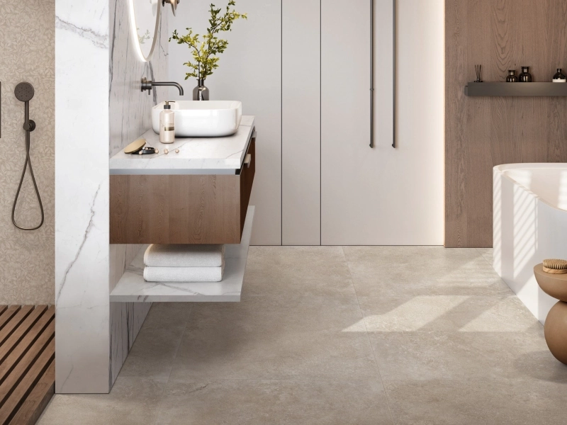 Gres porcelanowy Ragno Travertino Wall efekt kamień w nowoczesnej aranżacji salonu