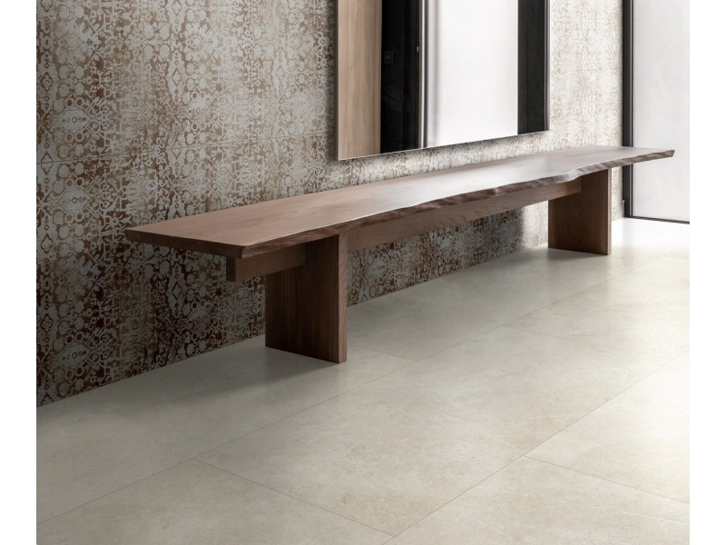 Gres Ragno Realstone Argent efekt beton w przestronnym salonie z oknami tarasowymi