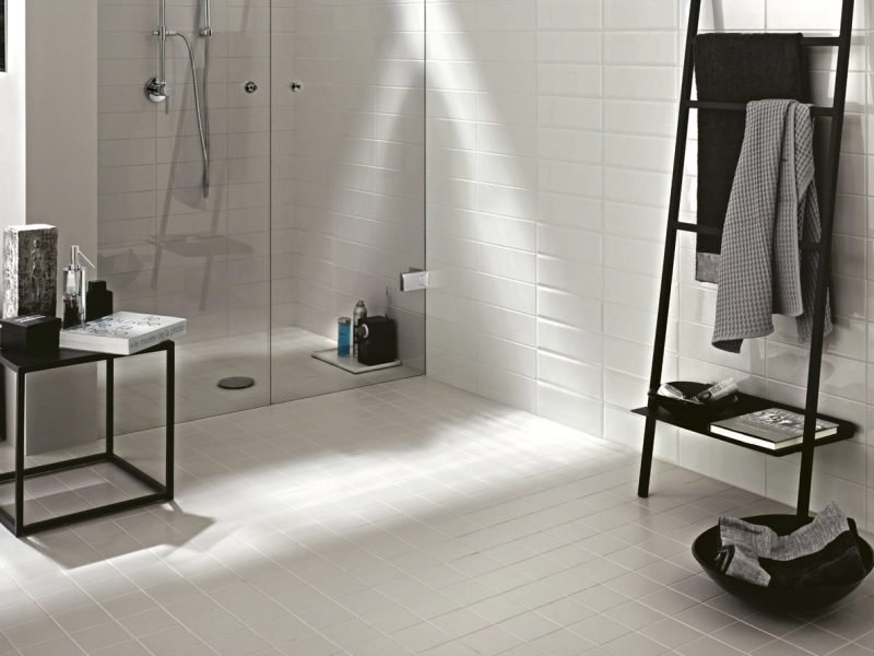 Gres porcelanowy Ragno Unitech efekt kolor w luksusowym salonie