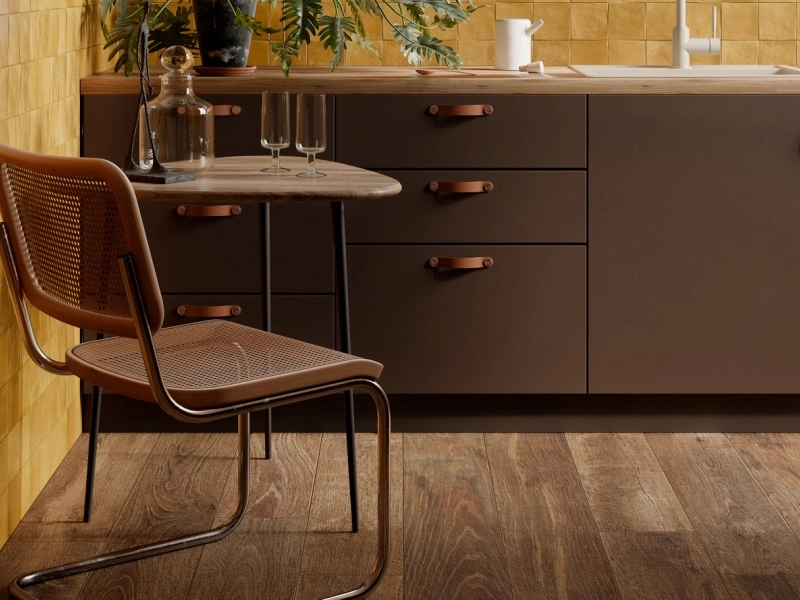 Gres Ragno Mélange efekt kolor w minimalistycznym salonie