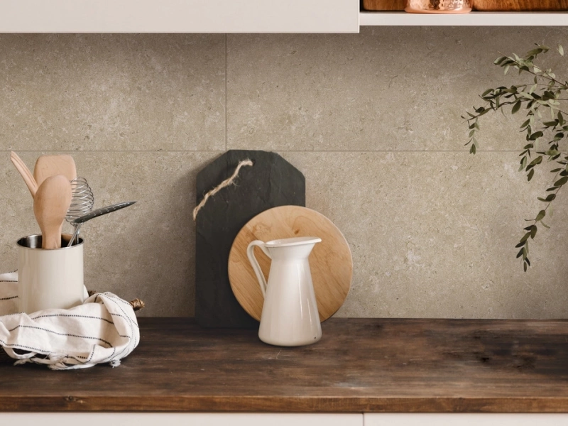 Gres Ragno Eterna efekt terrazzo, Kamień, Beton, Marmur w minimalistycznym salonie