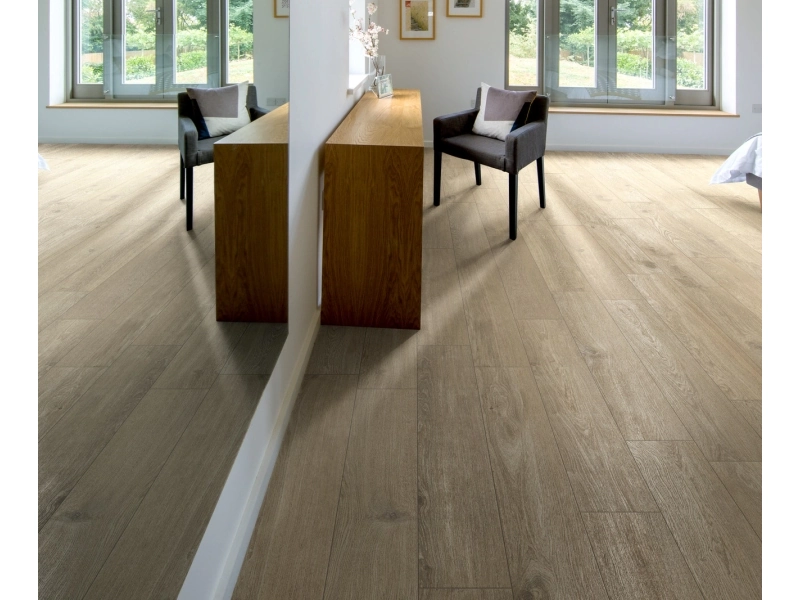 Gres porcelanowy Ragno Ossimori efekt drewno w nowoczesnej aranżacji salonu