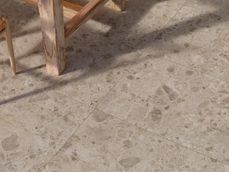 Wielkoformatowy gres Ragno Eterna efekt terrazzo, Kamień, Beton, Marmur w salonie z widokiem na ogród