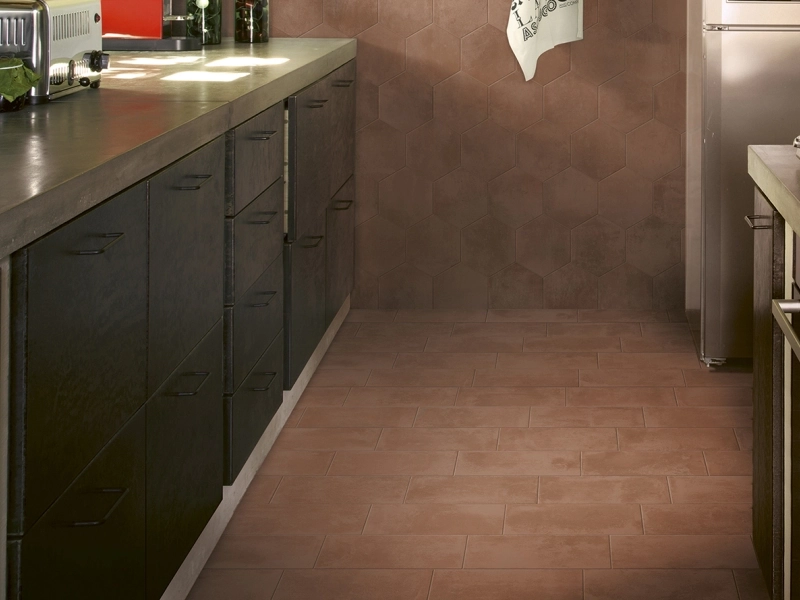 Gres porcelanowy Ragno Epoca efekt terakota w nowoczesnej aranżacji salonu