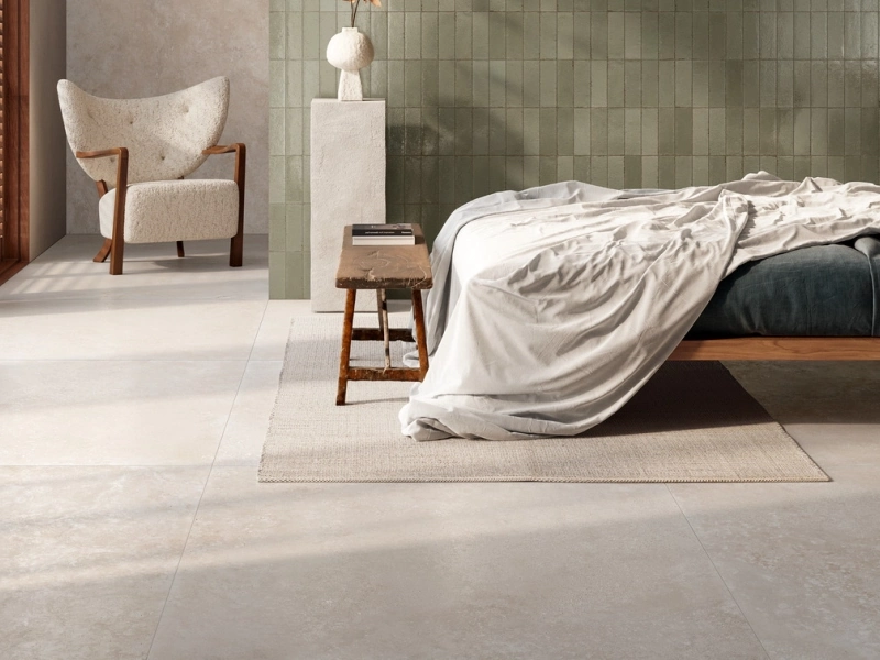 Gres porcelanowy Ragno Realstone Travertino efekt kamień w przestronnej strefie dziennej
