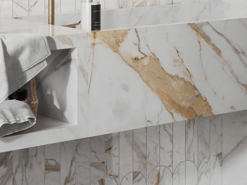 Wielkoformatowy gres Ragno Incanto efekt marmur w eleganckiej strefie dziennej