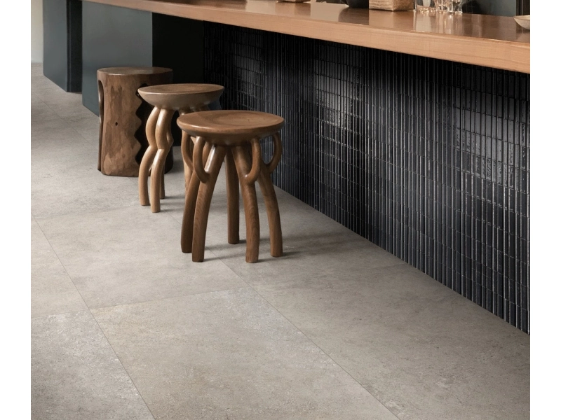 Gres porcelanowy Ragno Kalkstone efekt kamień w nowoczesnej aranżacji salonu