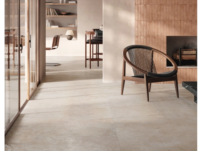 Płytki Ragno Realstone Travertino imitujące kamień w eleganckim holu