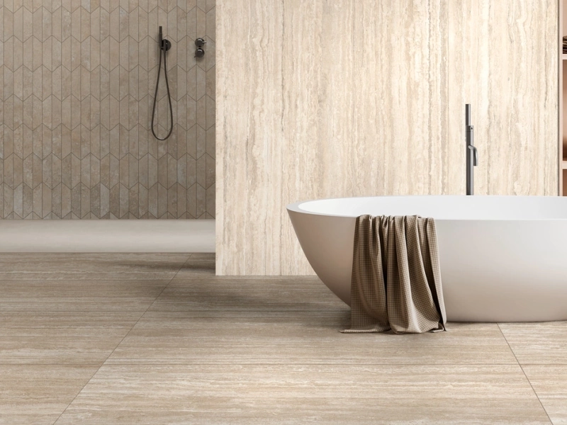 Gres porcelanowy Ragno Realstone Travertino o efekcie kamień w sypialni