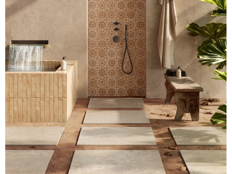 Ragno Realstone Travertino – gres imitujący kamień w salonie w stylu skandynawskim