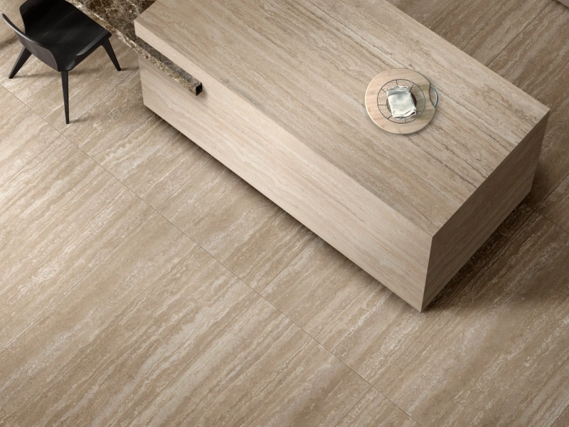 Ragno Realstone Travertino gres efekt kamień w nowoczesnej kuchni