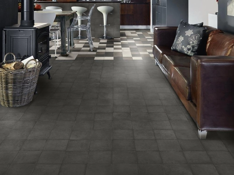 Wielkoformatowy gres Ragno Ottocento efekt beton w salonie z kominkiem