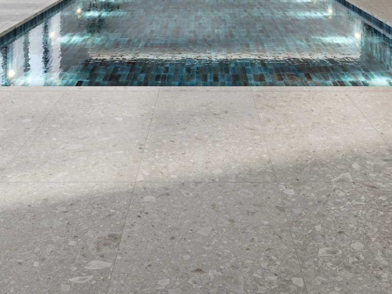 Gres Ragno Realstone Ceppo efekt terrazzo w przestronnym salonie z oknami tarasowymi