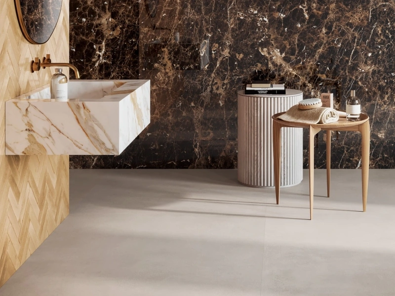 Wielkoformatowy gres Ragno Incanto efekt marmur w salonie z kominkiem