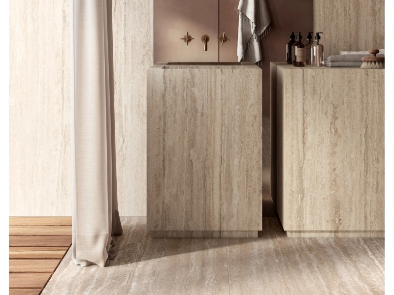 Gres Ragno Realstone Travertino efekt kamień w eleganckim salonie z dużymi przeszkleniami – aranżacja 32